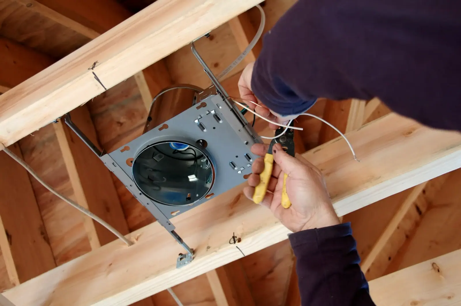 Elektroinstallation einer Lichtdecke in einem Wohnhaus