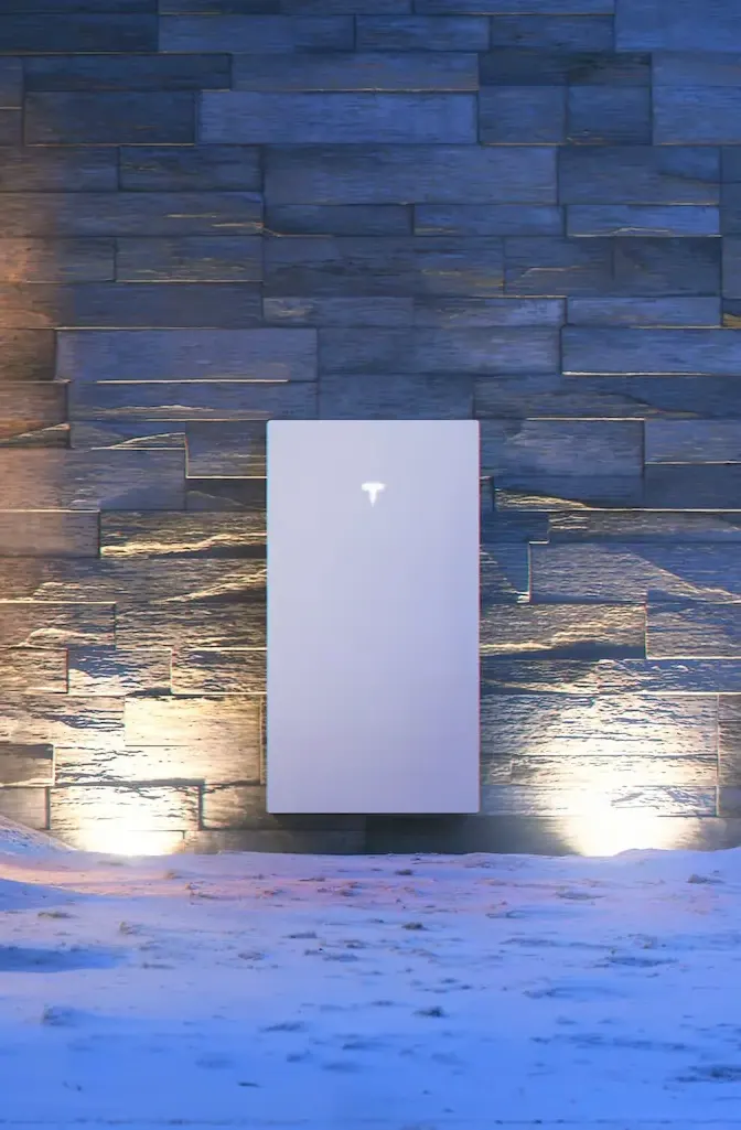 Installierte Tesla Powerwall an einer Hauswand