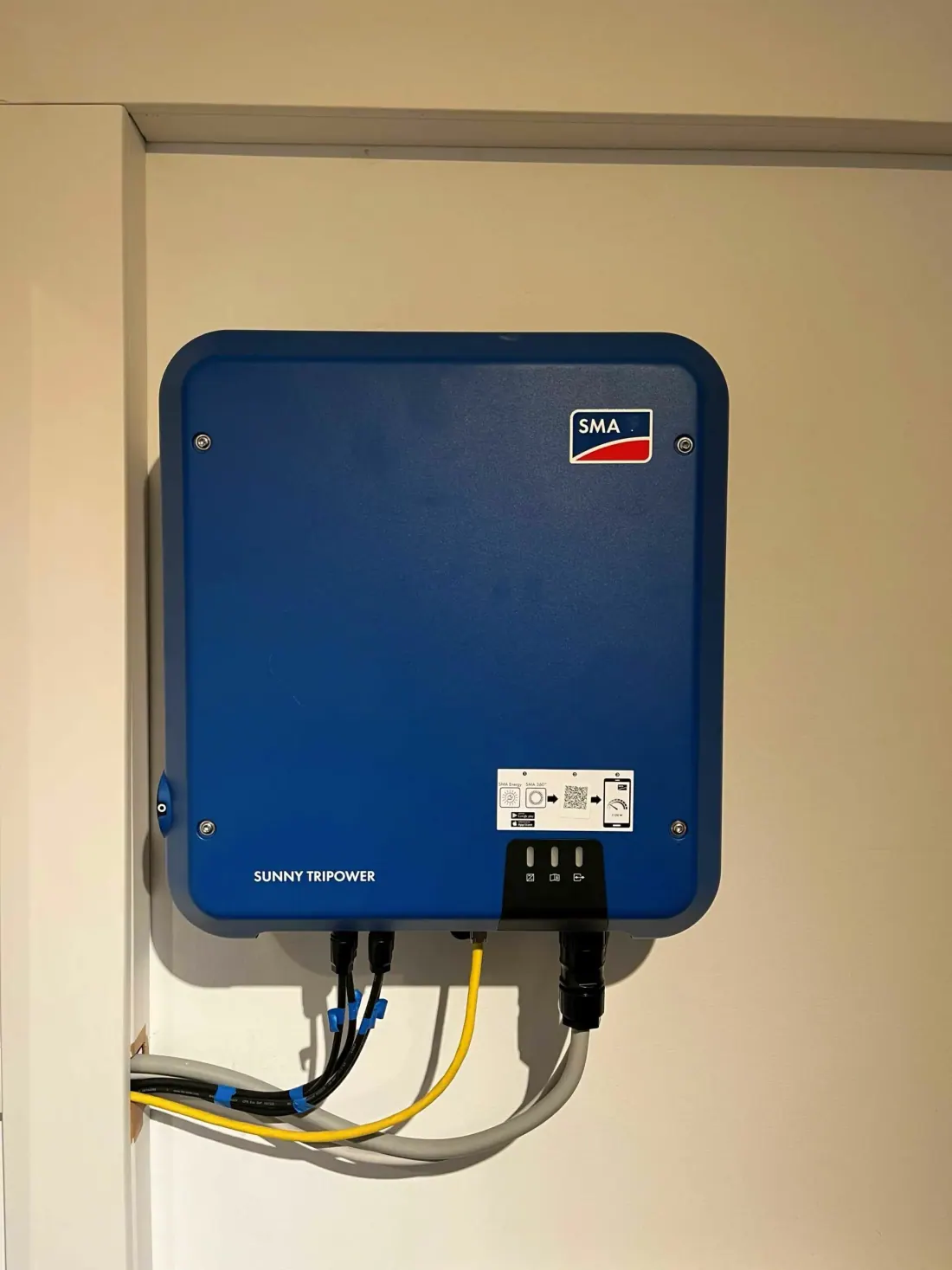Wechselrichter SMA Sunny Tripower, an der Wand montiert und angeschlossen